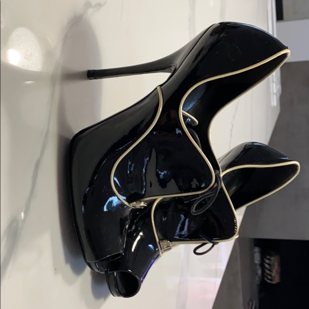 Gucci
Black Lace-up Patent Leather Booties - Picture 3 of 3